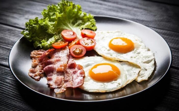 Deux œufs de deux œufs avec du bacon