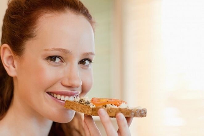 Fille avec un sandwich