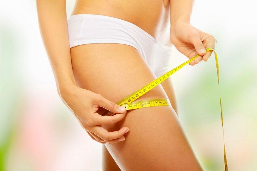 La fille mesure son volume de cuisse