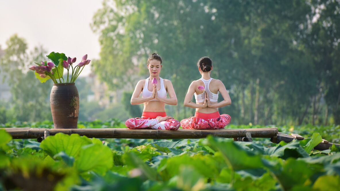 Les filles dans la pose du lotus